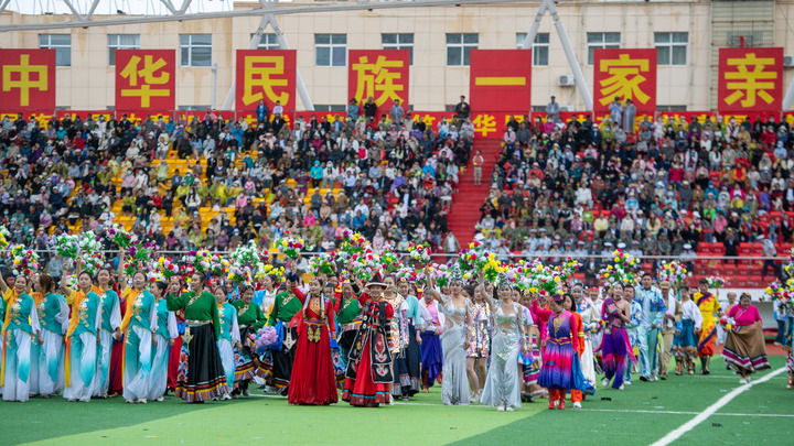 各民族一起来实现中华民族伟大复兴的中国梦——以习近平同志为核心的党中央推动铸牢中华民族共同体意识纪实