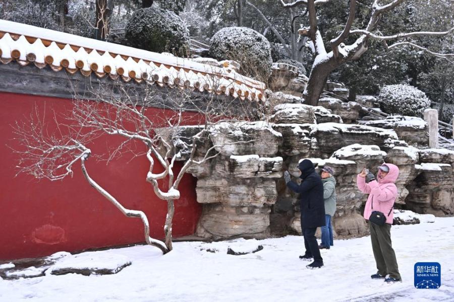 12月11日早晨，人们在景山公园拍摄雪景。