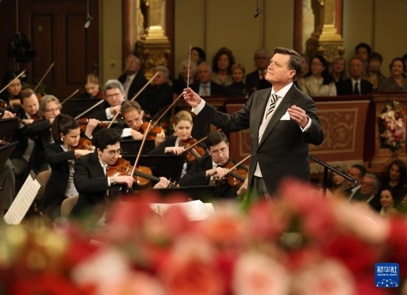 1月1日，在奥地利维也纳金色大厅，指挥家克里斯蒂安·蒂勒曼指挥维也纳爱乐乐团演奏。新华社发（维也纳爱乐乐团供图，迪特·纳格摄）