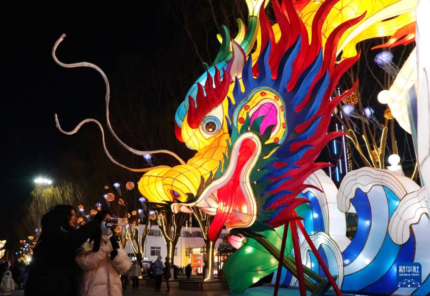 2月7日，人们在河北省秦皇岛市北戴河区第十届新春灯会上赏灯。 新华社记者 杨世尧 摄