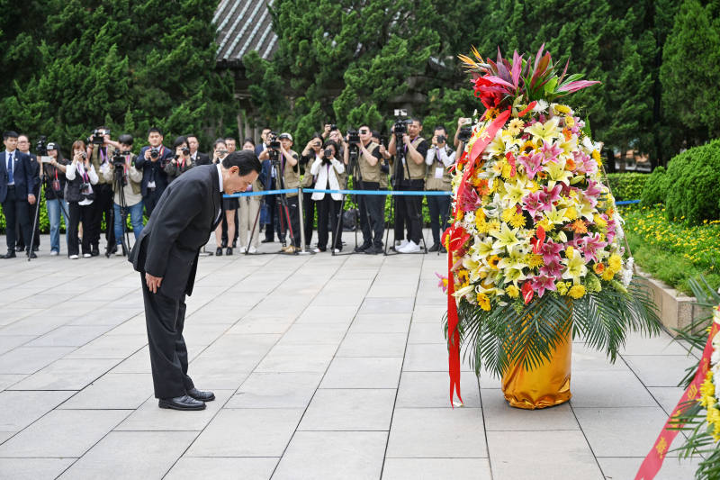 马英九率台湾青年瞻仰黄花岗七十二烈士墓园