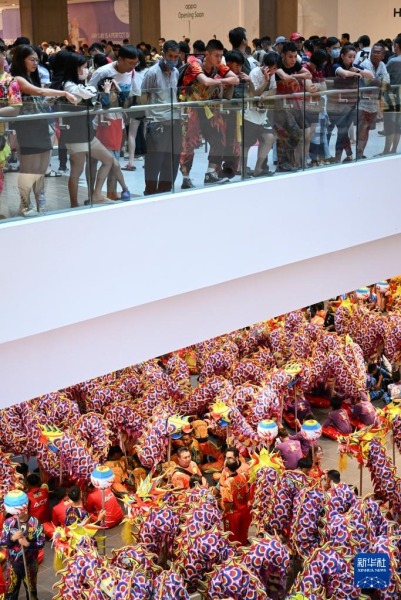 1月7日，人们在马来西亚雪兰莪州巴生的一家购物中心观看舞龙表演。新华社记者 程一恒 摄
