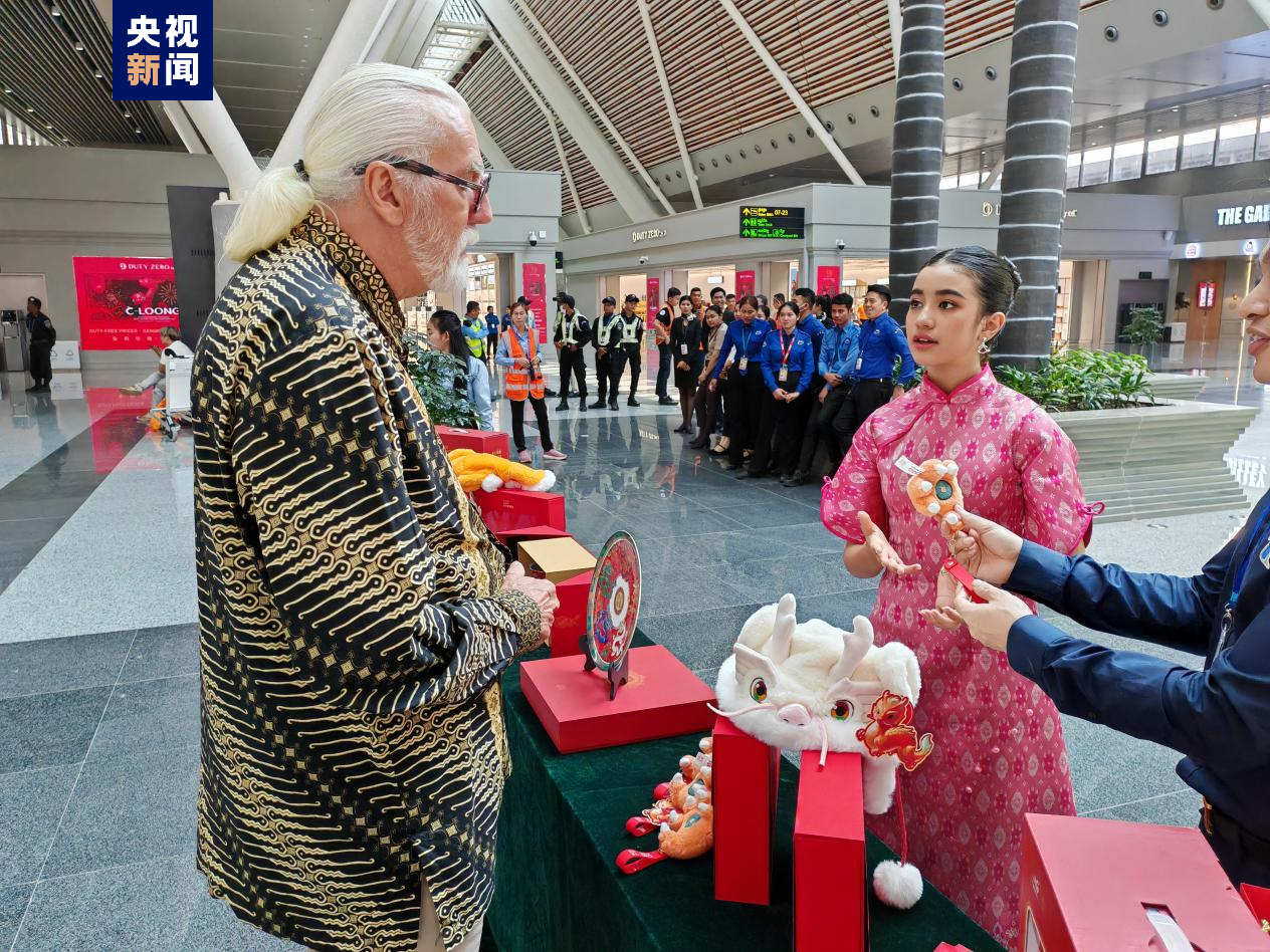 中央广播电视总台龙年春晚宣传片亮相暹粒吴哥国际机场