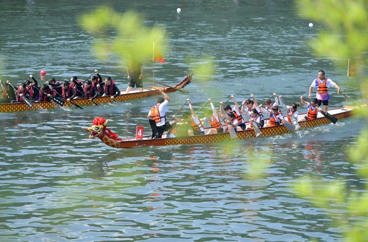 各民族一起来实现中华民族伟大复兴的中国梦——以习近平同志为核心的党中央推动铸牢中华民族共同体意识纪实