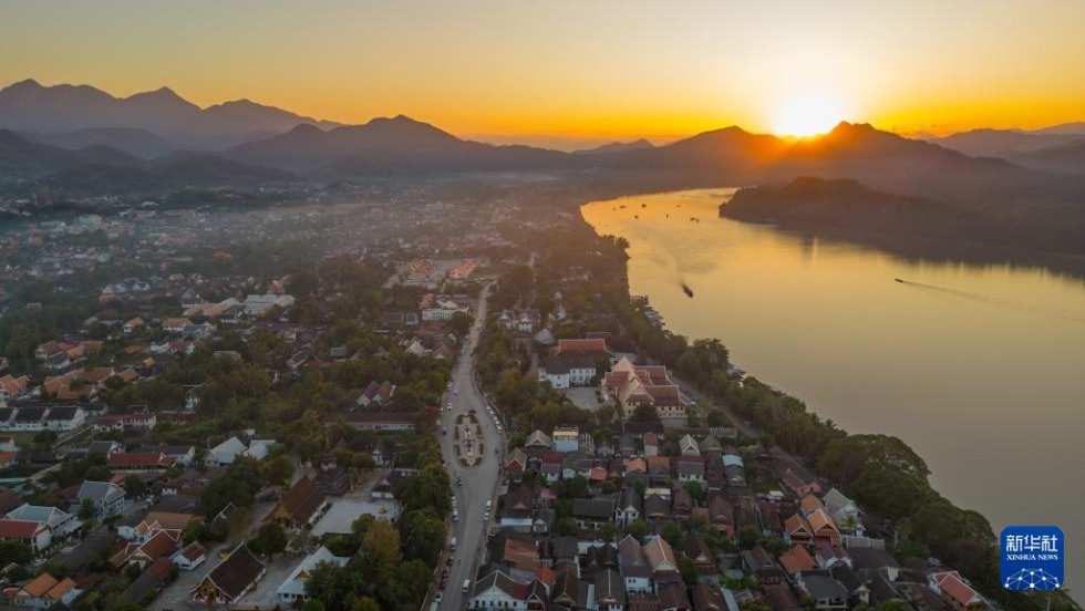 这是2023年12月31日拍摄的老挝琅勃拉邦日落时分的景象（无人机照片）。新华社发（凯乔摄）