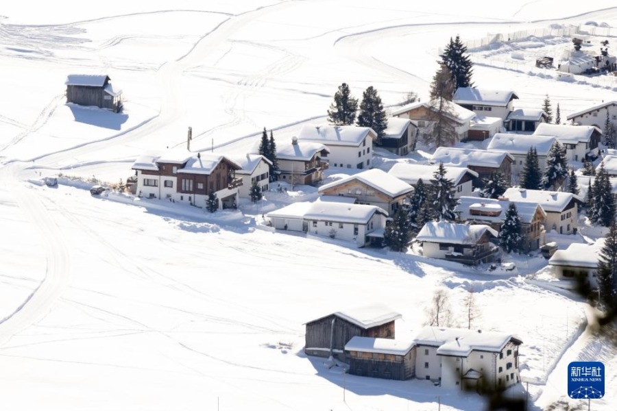 这是1月16日拍摄的雪后瑞士达沃斯小镇。当日，达沃斯雪后初霁，景色怡人。新华社记者 孟鼎博 摄