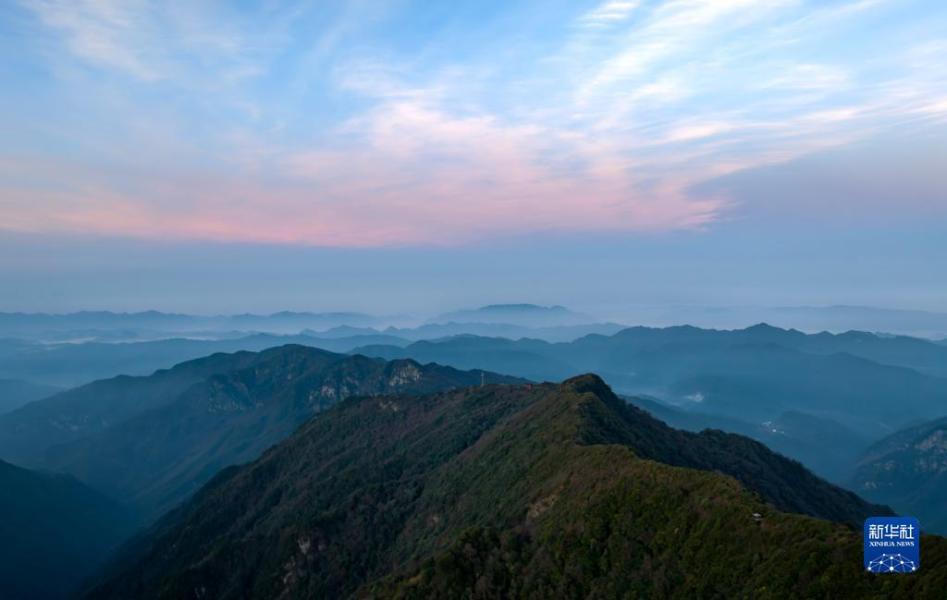 这是12月5日在贵州梵净山国家级自然保护区拍摄的冬日景色（无人机照片）。

新华社发（范晖摄）
