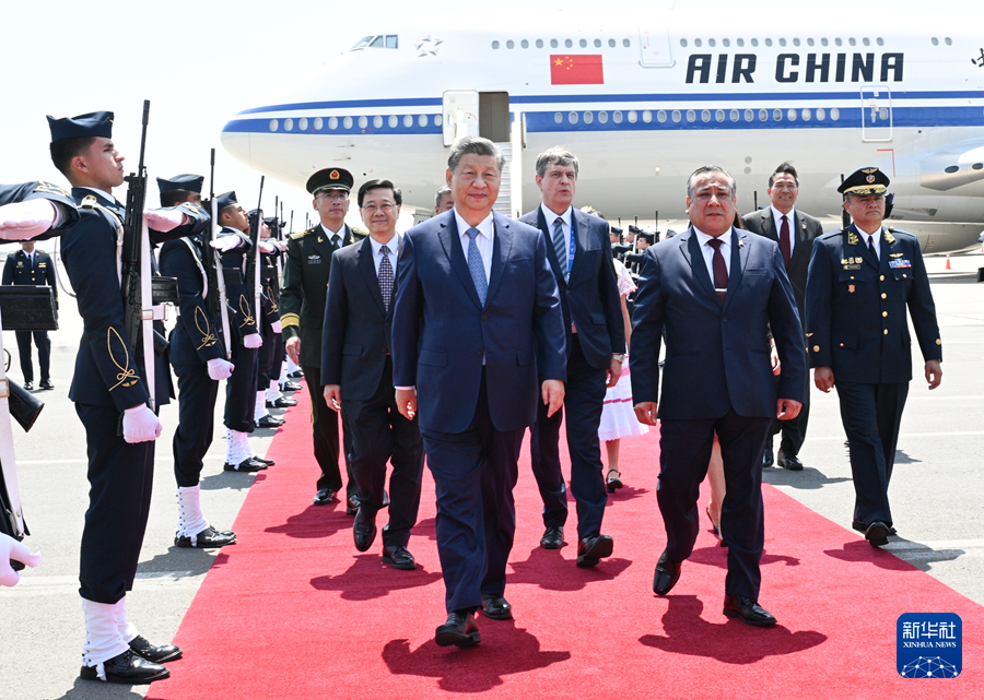 习近平抵达利马出席亚太经合组织第三十一次领导人非正式会议并对秘鲁进行国事访问