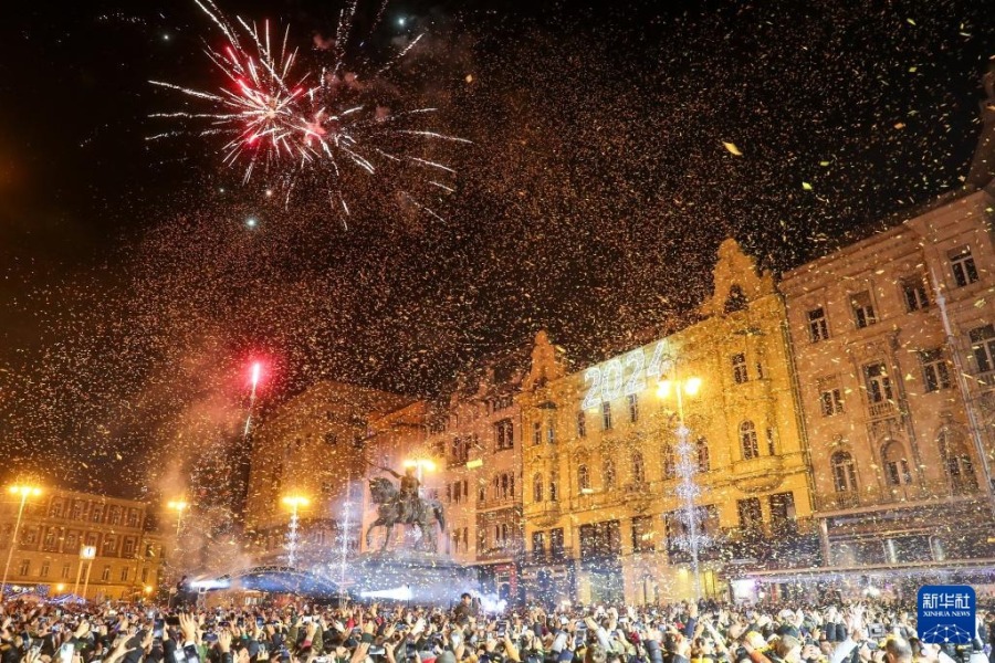 2023年12月31日晚，新年焰火在克罗地亚萨格勒布上空绽放。新华社发（Pixsell图片社/马蒂亚·哈布雅克摄）