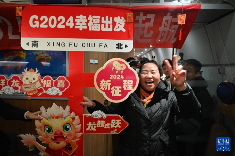 1月1日，在从兰州开往郑州的G2024次列车上，乘客在庆祝新年。新华社发（祁映辰 摄）