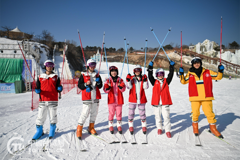 感受冰雪之美——两岸青年“悦动津城·冰雪体验营”在津成功举办