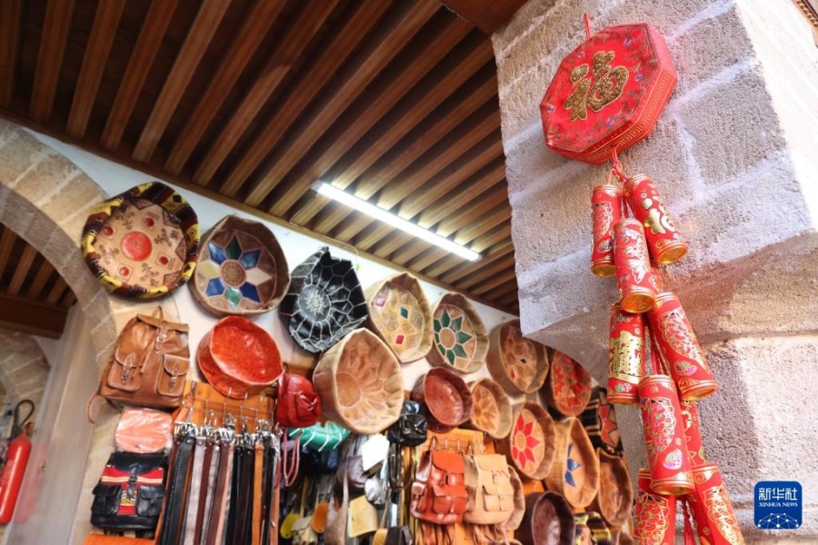1月22日，在摩洛哥首都拉巴特，中国农历春节装饰品和摩洛哥传统皮制手工艺品被挂在墙上。新华社记者 霍晶 摄