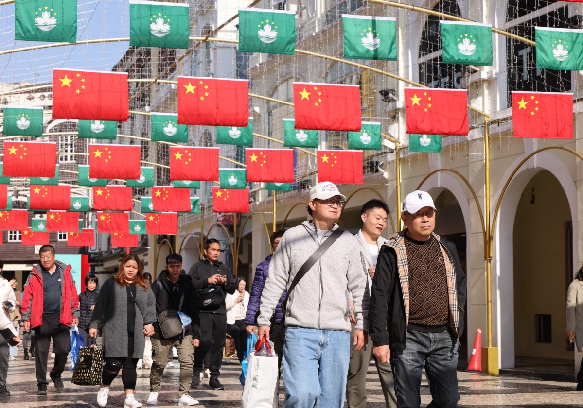 澳门街头迎回归气氛浓