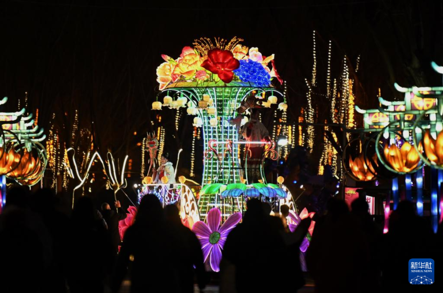 2月7日，人们在河北省秦皇岛市北戴河区第十届新春灯会上赏灯。 新华社记者 杨世尧 摄