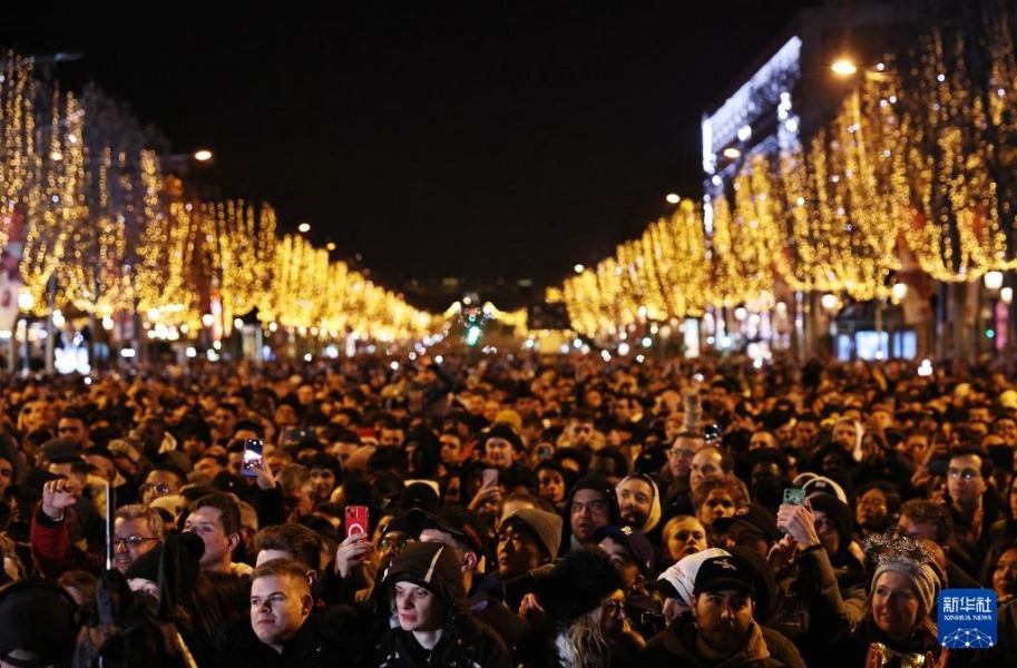 2023年12月31日晚，人们在法国巴黎香榭丽舍大街参加新年庆祝活动。新华社记者 高静 摄