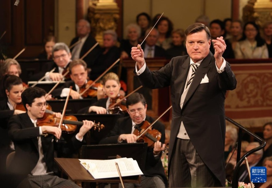 1月1日，在奥地利维也纳金色大厅，指挥家克里斯蒂安·蒂勒曼指挥维也纳爱乐乐团演奏。新华社发（维也纳爱乐乐团供图，迪特·纳格摄）