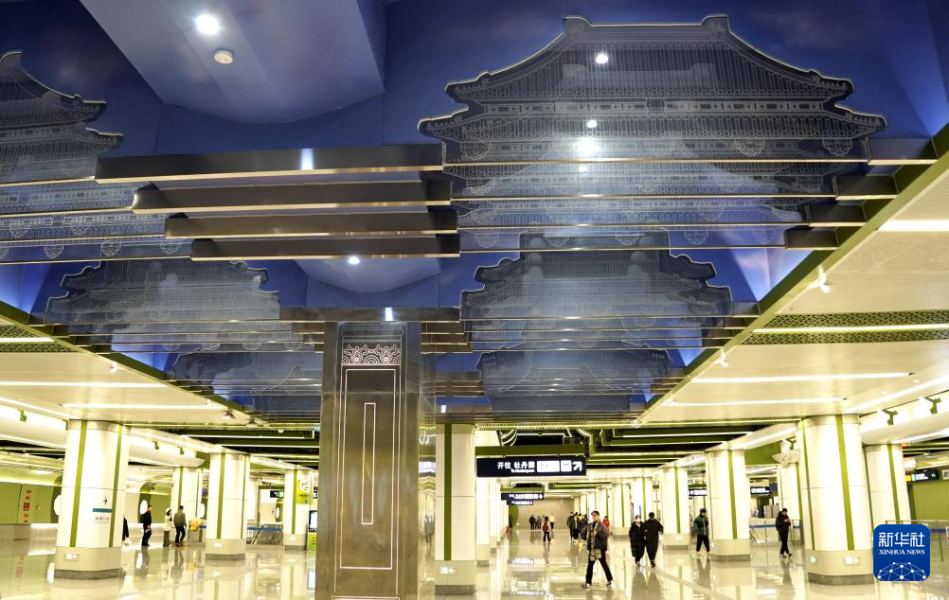这是新宫地铁站内展示古都历史的屋顶装饰（1月20日摄）。