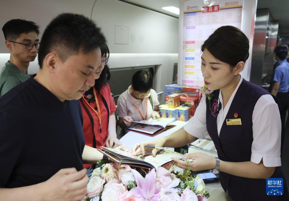 香港故事｜从直通车到高铁动卧：内地香港更便捷“双向奔赴”