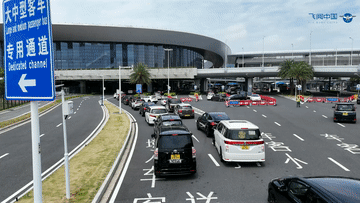 港珠澳大桥车挤车!