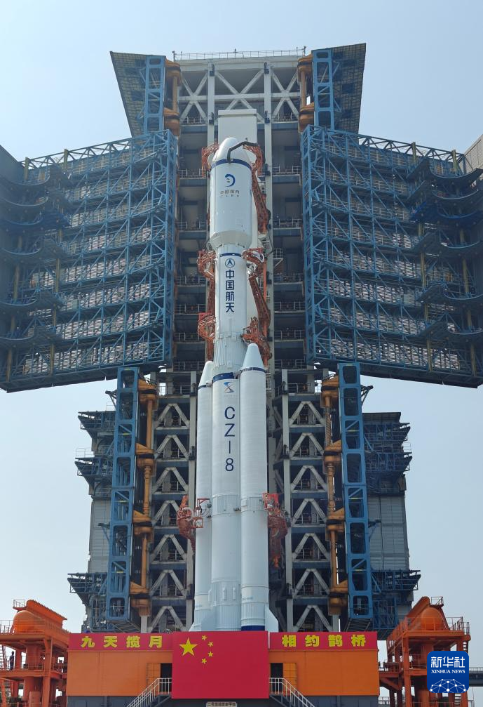 鹊桥二号中继星任务星箭组合体垂直转运至发射区