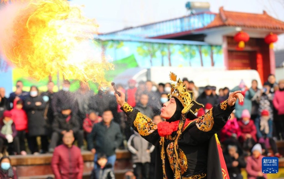 1月1日，在山东省滕州市西岗镇，民间艺人在表演“喷火”绝活。新华社发（李志军 摄）