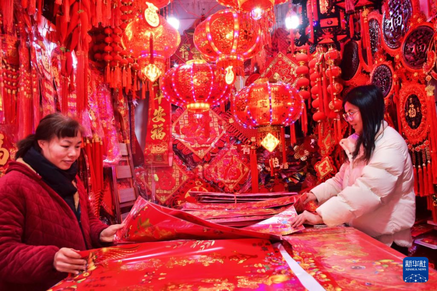 1月11日，市民在江苏省如皋市如城街道一年货市场选购新年饰品。 新华社发（吴树建摄）