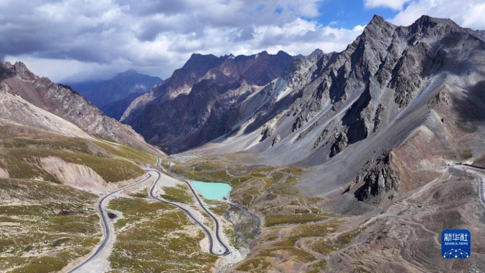 被誉为“中国最美公路”之一的新疆独库公路沿途海拔3390米的哈希勒根达坂风景（8月23日摄，无人机照片）。新华社记者 王鹏 摄