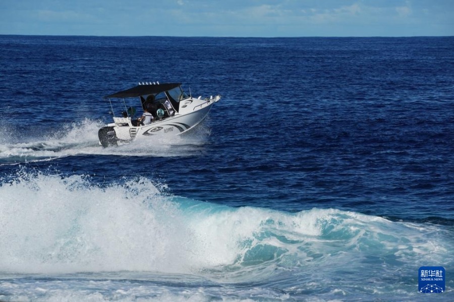 1月18日，在瑙鲁阿尼巴雷湾，一艘游艇在海面上行驶。新华社记者 王申 摄