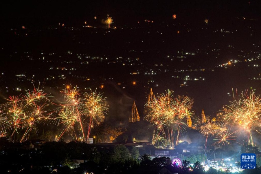 2023年12月31日晚，新年焰火在印度尼西亚日惹的巴兰班南神庙上空绽放。新华社发（阿贡·苏普里扬托摄）