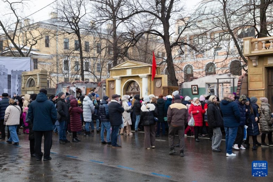1月28日，在俄罗斯圣彼得堡，人们参观纪念列宁格勒保卫战胜利80周年互动展览。新华社发（莫京娜摄）