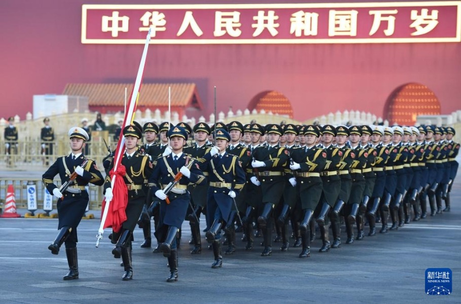 1月1日晨，北京天安门广场举行隆重的升国旗仪式。新华社记者 陈钟昊 摄