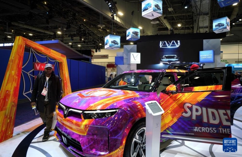 1月11日，人们在美国拉斯维加斯消费电子展越南电动汽车制造商VinFast展台参观。新华社记者 吴晓凌 摄