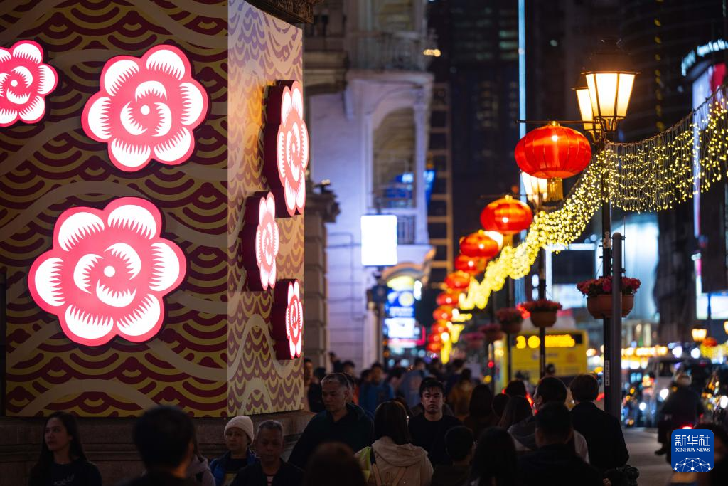 澳门：金蛇贺岁喜迎春 节庆灯饰点亮街巷