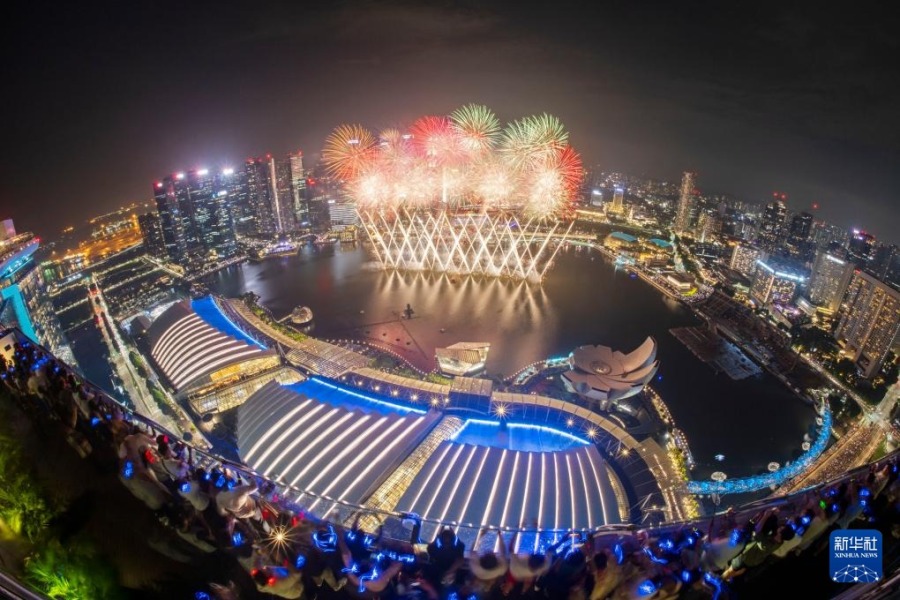 2024年1月1日凌晨，焰火在新加坡滨海湾举行的跨年活动中绽放。新华社发 （邓智炜摄）
