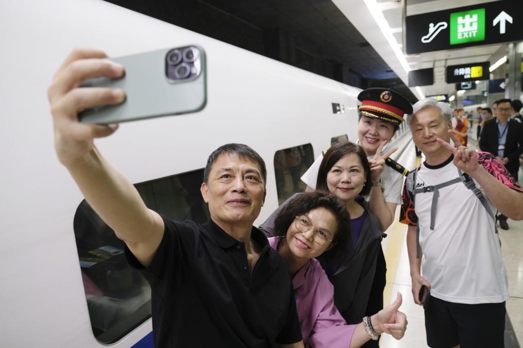 京港、沪港夕发朝至高铁开通 密切香港与内地联系