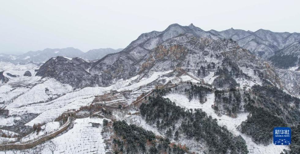 12月14日在河北省迁西县拍摄的古长城雪景（无人机照片）。　新华社发（刘满仓摄）