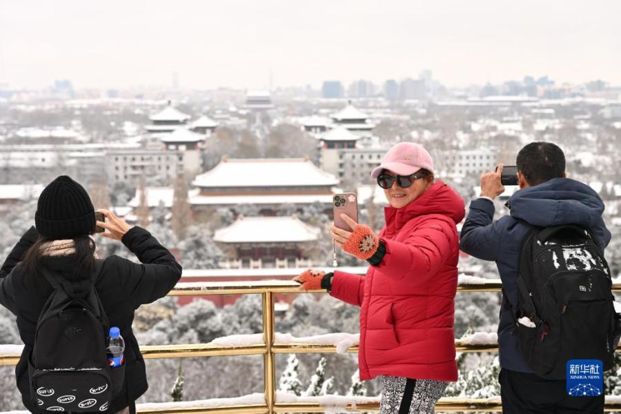 12月11日早晨，游客在景山上拍照、留影。