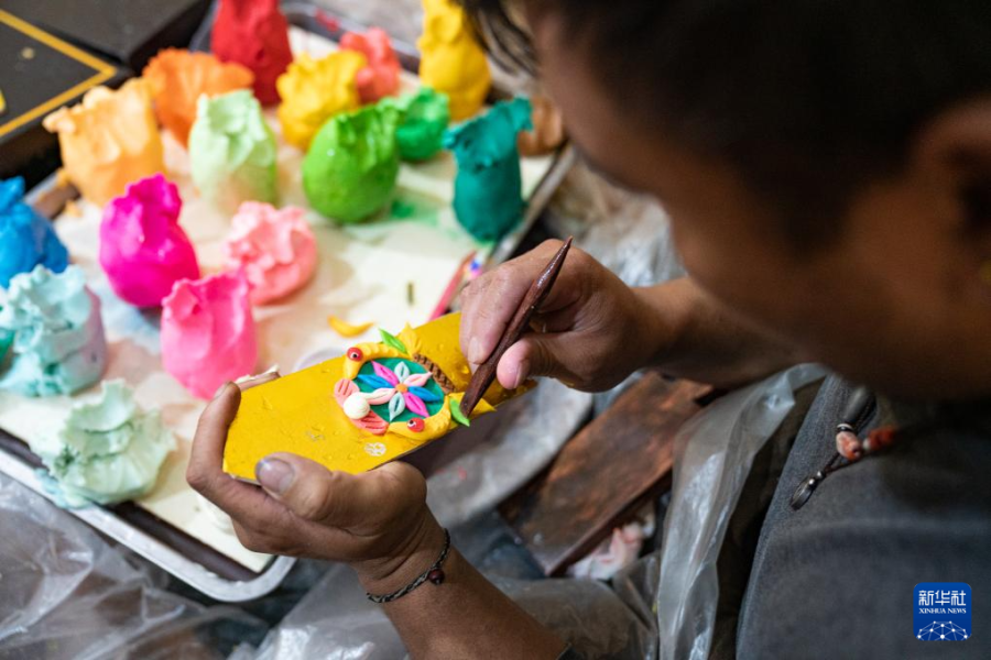 2月7日，在拉萨八廓商城，手工艺人在制作酥油花。