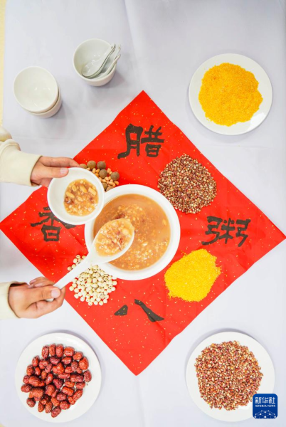 1月17日，河北省遵化市第三中学的学生在分享腊八粥。 新华社发（刘满仓摄）
