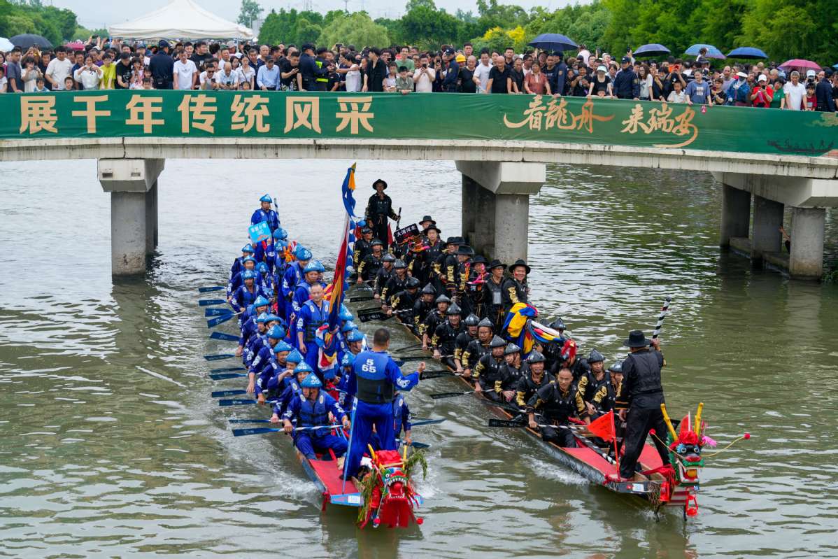 浙江瑞安：龙舟盛事 水上狂欢