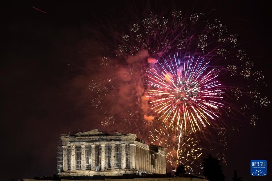 2024年1月1日凌晨，在希腊雅典举行的迎接新年庆祝活动中，焰火照亮雅典卫城。新华社发（马里奥斯·罗洛斯摄）