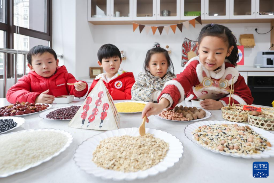 1月17日，在南京市安德门幼儿园，小朋友挑选制作腊八粥的食材。新华社发（苏阳 摄）