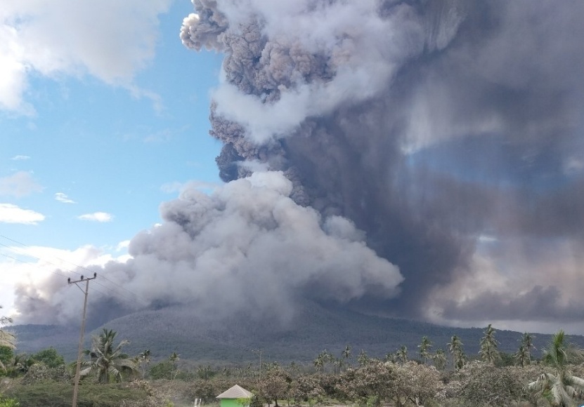 印尼勒沃托比火山发生多次喷发 火山灰柱最高达5000米