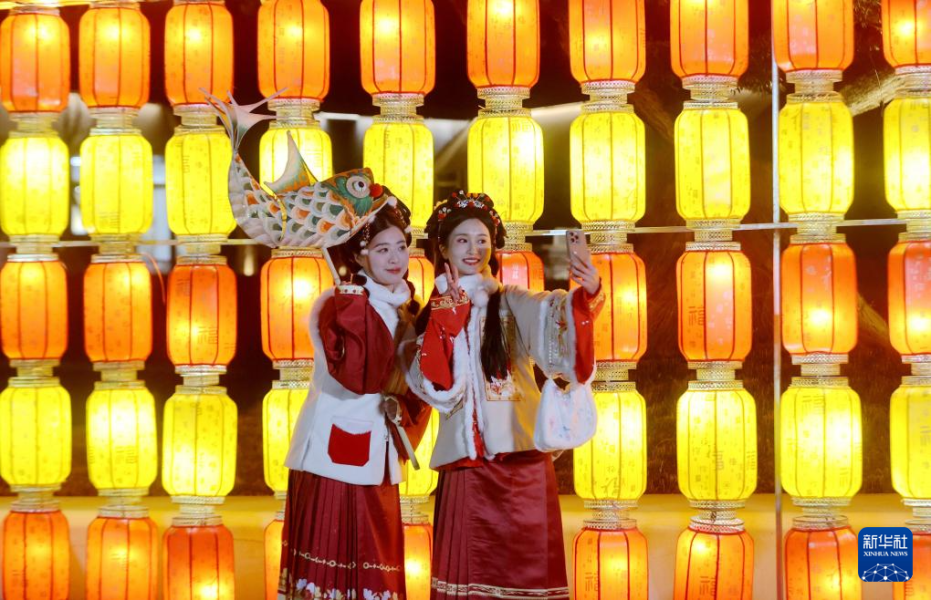 2月7日，人们在浙江省湖州市德清县的灯会上游玩。  新华社发（谢尚国 摄）