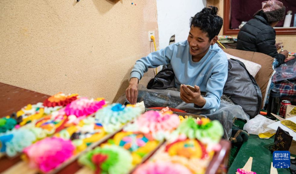 2月7日，在拉萨八廓商城，手工艺人在制作酥油花。