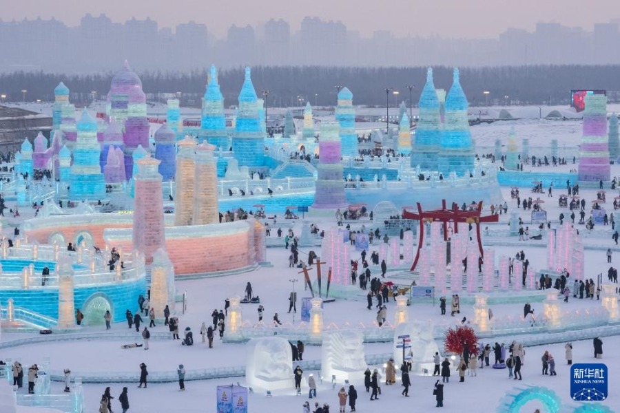 1月1日，游客在哈尔滨冰雪大世界园区内游玩。新华社记者 谢剑飞 摄
