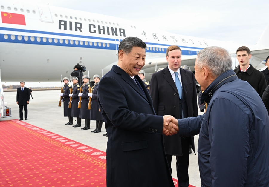 习近平抵达喀山出席金砖国家领导人第十六次会晤