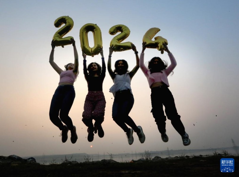 2023年12月31日，人们在印度博帕尔迎接新年的到来。新华社发