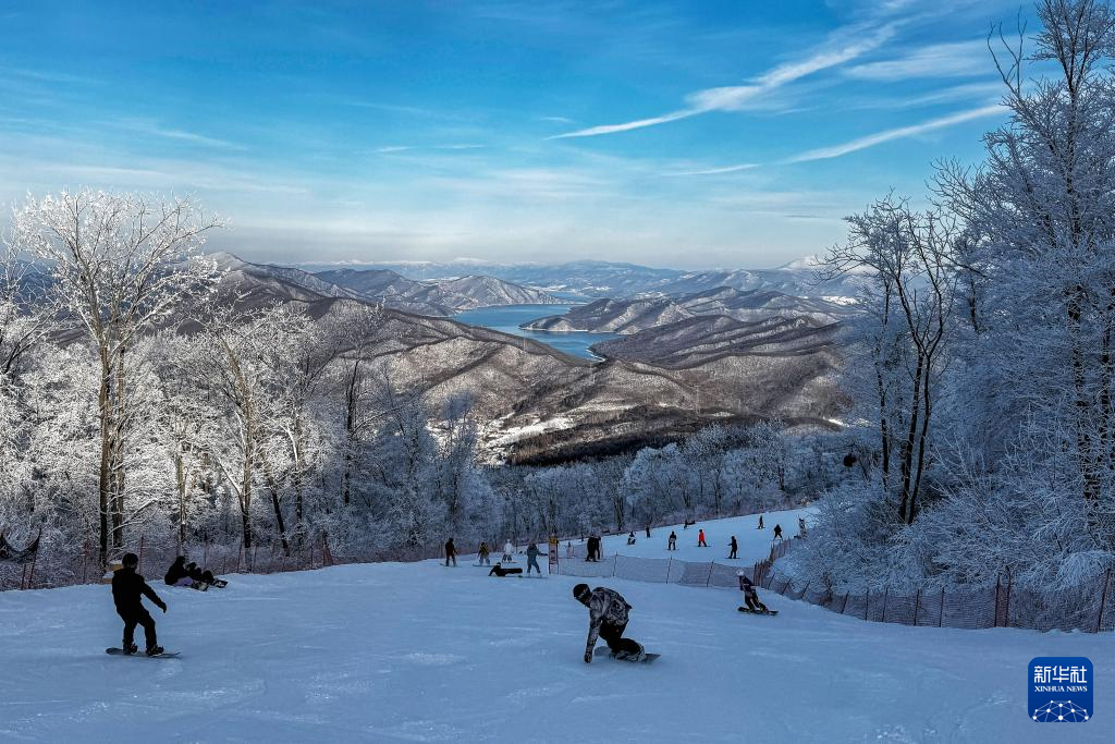 从阿尔卑斯山到长白山：“世界冰雪黄金纬度带”冰雪经济正“火热”