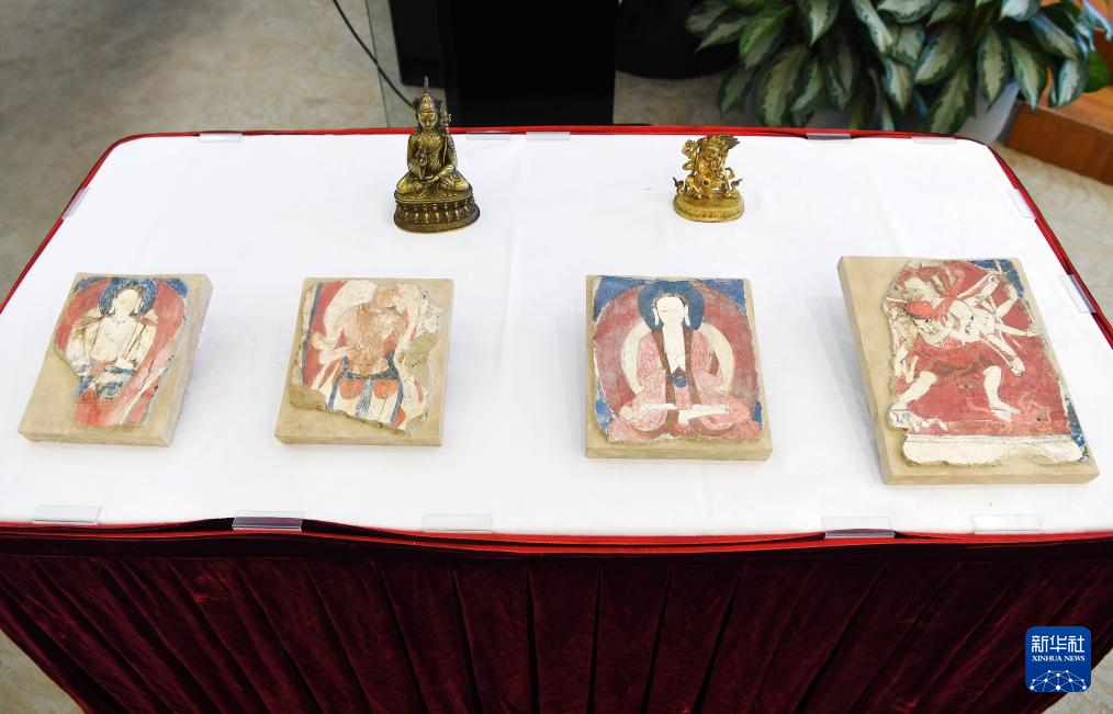 中方在纽约接收美方返还的38件中国流失文物艺术品